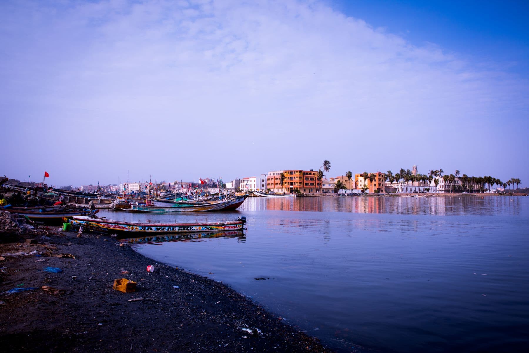Quartier au bord de l’eau au Sénégal