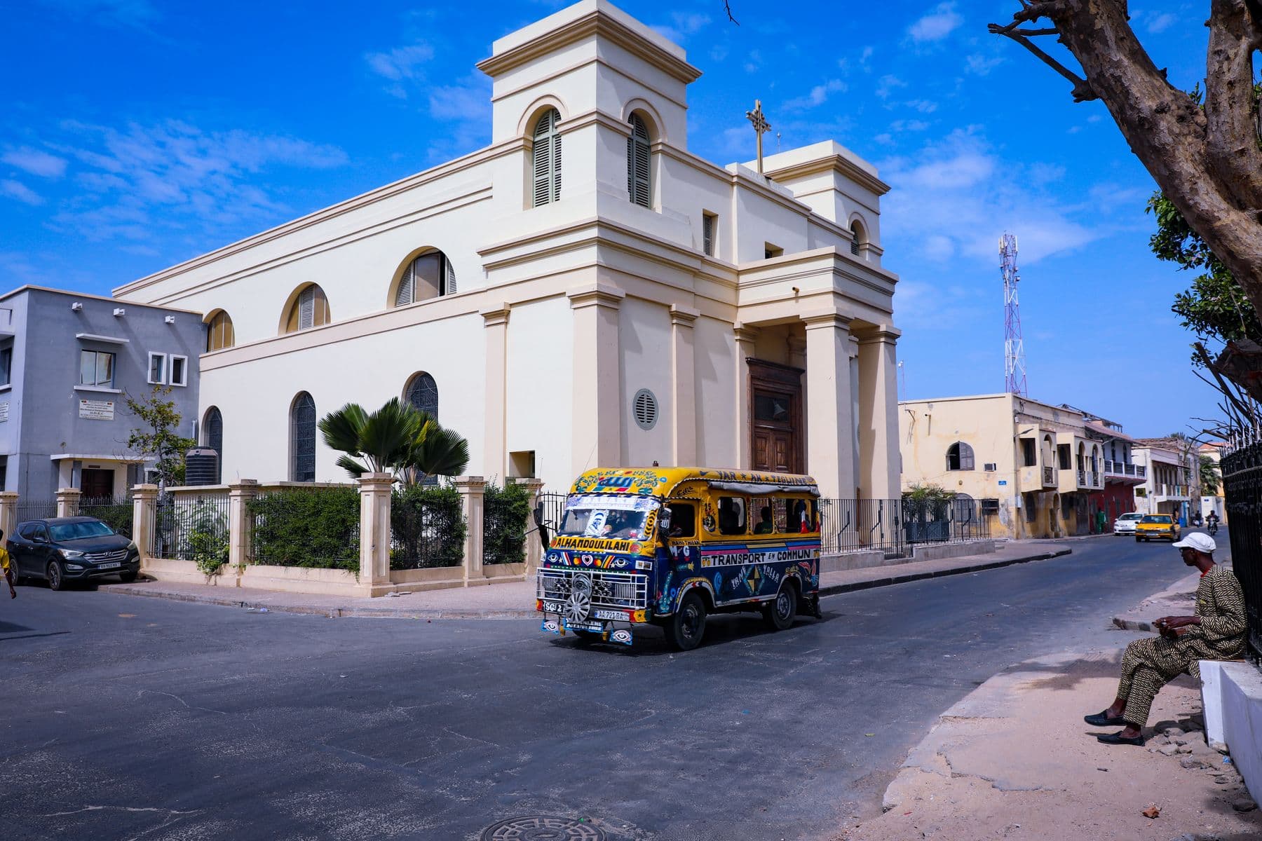 Rue de Dakar avec un car rapide