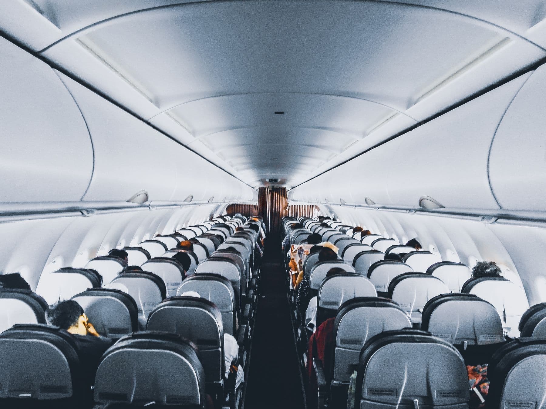 Voyageuse dans un aéroport